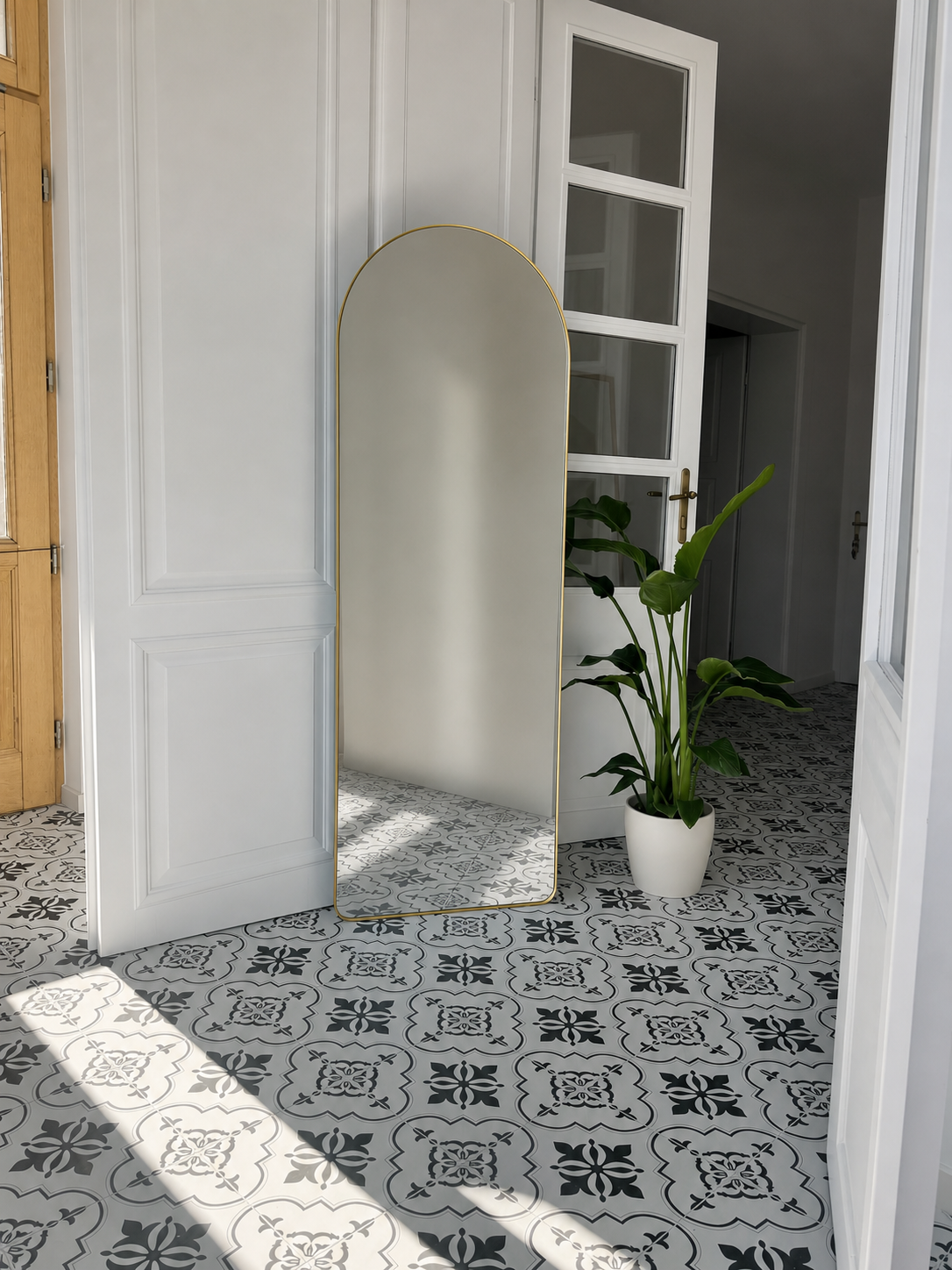 Ganek Studio B7 z dekoracyjną posadzką i lustrem